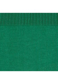 Grüner, gestrickter Stoff mit einer glatten Textur. Der Stoff hat am oberen Rand eine gerippte Kante und ein einheitliches meliertes Muster über die gesamte Fläche.
