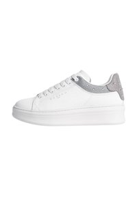 Sneaker bianca in pelle con suola spessa bianca, dettagli argentati e un tallone testurizzato decorato con piccoli chiodini.