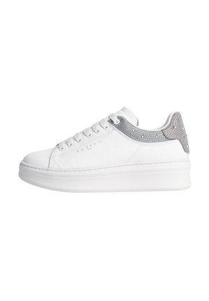 Sneaker bianca in pelle con suola spessa bianca, dettagli argentati e un tallone testurizzato decorato con piccoli chiodini.
