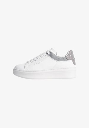 Sneaker bianca in pelle con suola spessa bianca, dettagli argentati e un tallone testurizzato decorato con piccoli chiodini.