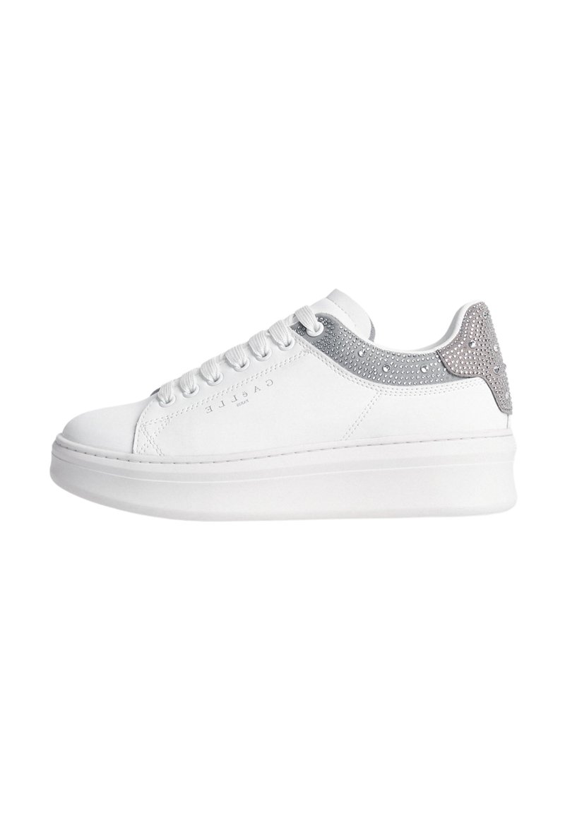 Sneaker bianca in pelle con suola spessa bianca, dettagli argentati e un tallone testurizzato decorato con piccoli chiodini.