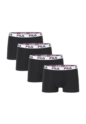 Quatre boxers noirs pour hommes avec des ceintures élastiques blanches arborant le logo de la marque FILA en noir et rouge.
