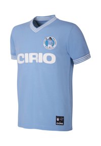 Camiseta de fútbol azul celeste con cuello en V blanco y rayas en las mangas. Presenta el logo "CIRIO" y un parche que muestra a Diego Maradona. Tejido suave.