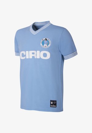 Lichtblauw voetbalshirt met witte V-hals en strepen op de mouwen. Voorzien van het logo "CIRIO" en een patch met Diego Maradona. Zachte stof.