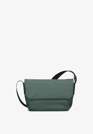 Borsa a tracolla rettangolare verde con tracolla nera regolabile e chiusura a patta su sfondo bianco.