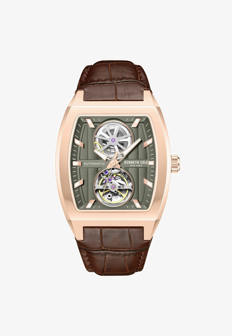 Automatisch horloge met een roségouden kast, groene wijzerplaat, twee zichtbare tandwielen en een bruine lederen band met krokodilstructuur.