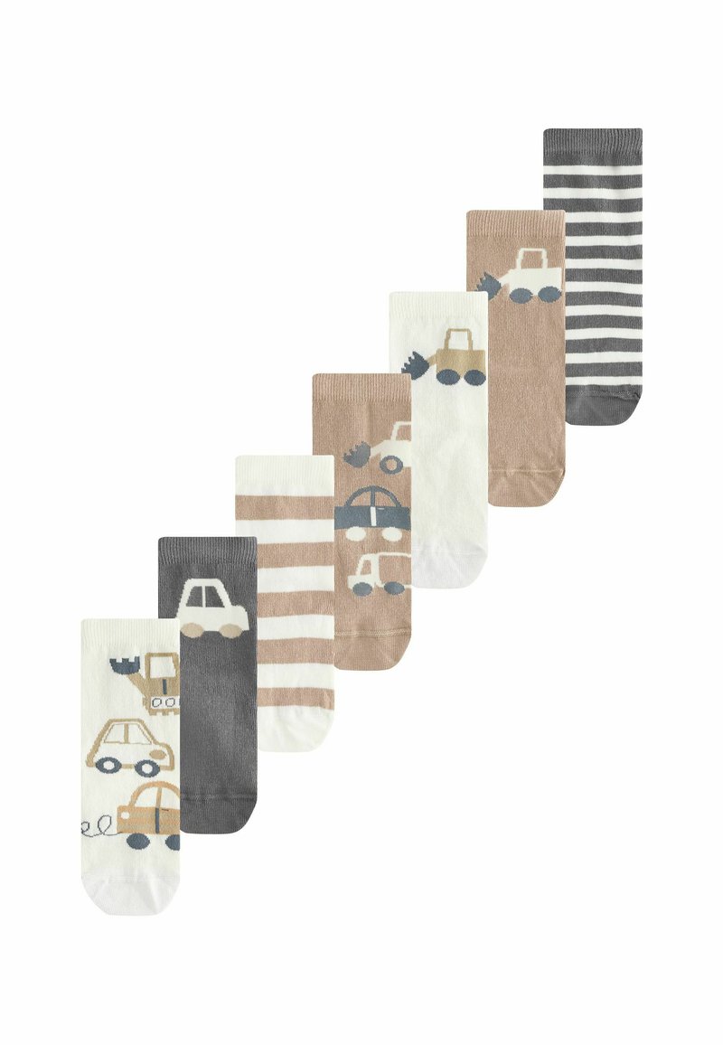 Ensemble de sept chaussettes en beige, gris et blanc avec des motifs de voitures et de camions ; comprend des rayures et des couleurs unies. Matériau doux en mélange de coton.
