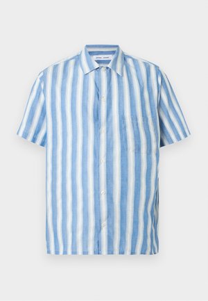 Short-sleeve shirt in light blue and white vertical stripes, made of linen with a pointed collar and a single chest pocket.