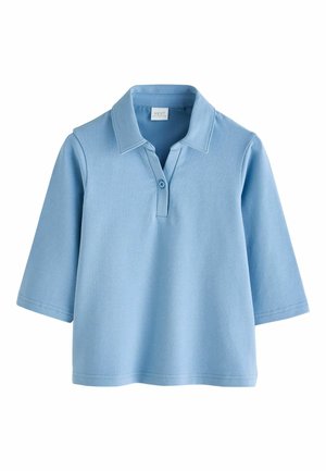 Hellblaues Poloshirt aus weichem Stoff, mit Kragen, kurzen Ärmeln, drei Knöpfen und sauberen Nähten.