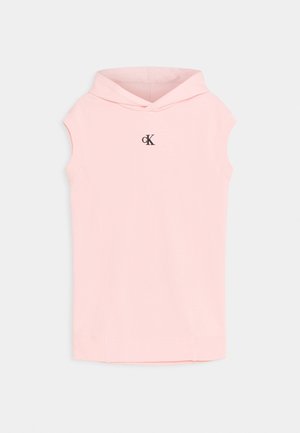 Sweat à capuche sans manches rose en tissu doux, avec un petit logo noir sur la poitrine, un ourlet incurvé et une coupe décontractée.