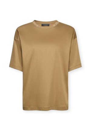 Beżowy T-shirt z krótkim rękawem i okrągłym dekoltem, ozdobiony małymi dekoracyjnymi kwiatami wzdłuż krawędzi kołnierza.