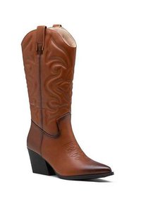 Bottine de cow-boy en cuir marron avec un bout pointu et une tige profilée. Des coutures décoratives et un talon empilé sont des éléments très en vue.