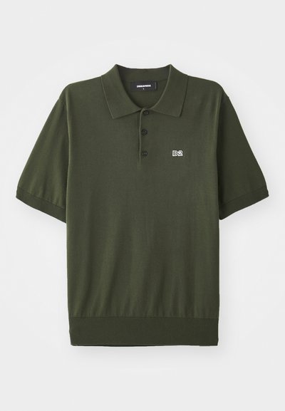 Tmavě zelená polo košile vyrobená z pleteného materiálu. Má klasický límec, tři knoflíky, krátké rukávy a malé logo "D2" na hrudi.