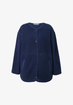 Námořnická modrá fleecová bunda s kulatým výstřihem, zapínáním na patentky, dlouhými rukávy, dvěma předními kapsami a texturovanou tkaninou.