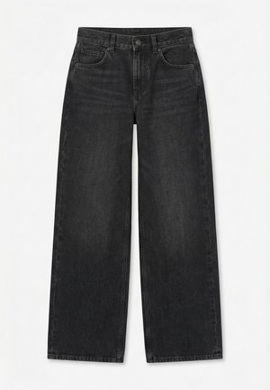 Μαύρα τζιν με φαρδιά μπατζάκια, μπροστινό κουμπί και φερμουάρ, θηλιές ζώνης και σχεδιασμό με πέντε τσέπες, σε απλό λευκό φόντο.