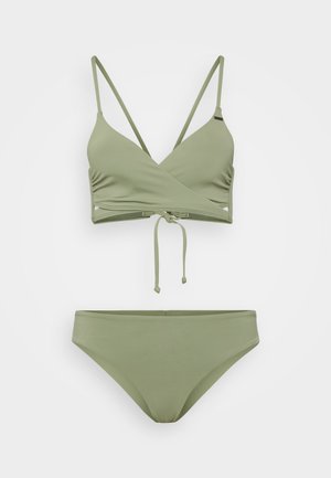 Σετ μπικίνι ελιάς πράσινου χρώματος με τοπ σε στυλ περιτυλίγματος με ρυθμιζόμενους ιμάντες και κλείσιμο με κορδόνι, που συνδυάζεται με ένα απλό αντίστοιχο κάτω μέρος. Λείο υλικό.