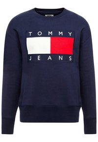 Sudadera color azul marino con un gran logo de Tommy Jeans que presenta un diseño rectangular blanco y rojo en el pecho.