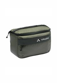 Pouch da viaggio rettangolare in tessuto a motivo verde scuro con zip superiore. Presenta una banda nera con il logo "VAUDE" e l'iscrizione in materiale sostenibile.
