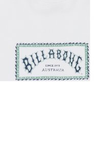 T-shirt bianca con una grafica rettangolare blu e verde che presenta "BILLABONG", fondata nel 1973, e "AUSTRALIA" sotto.