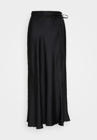 Jupe maxi noire en satin doux avec une taille à nouer, présente une fente latérale et un design fluide pour plus de liberté de mouvement.