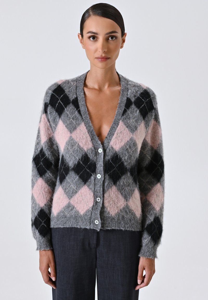 Grau karierter Cardigan mit schwarzen, rosa und grauen Diamantmustern, aus weichem, kuscheligem Material, mit einem tiefen V-Ausschnitt und Knopfverschluss.