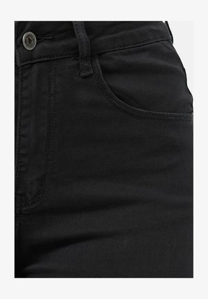 Schwarze Denim-Jeans mit einer glatten Textur, klassischem Fünf-Taschen-Design und einem Metallknopfverschluss an der Taille.