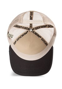 Gorra con malla en la parte trasera, de corona beige y visera negra. El interior cuenta con cinta de marca negra y un cierre de plástico a presión.