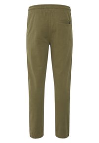 Olivgrüne Hose mit elastischem Bund, schmal zulaufendem Bein und einer einzigen Gesäßtasche, ausgestattet mit einer glatten Stoffoberfläche und schlichtem Design.