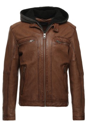 Veste en cuir marron avec une capuche grise texturée. Équipée de poches zippées, d'une fermeture éclair à l'avant et de coutures décoratives sur les manches.
