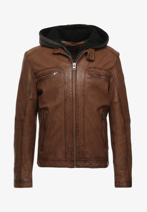 Veste en cuir marron avec une capuche grise texturée. Équipée de poches zippées, d'une fermeture éclair à l'avant et de coutures décoratives sur les manches.