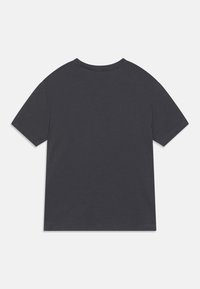 Camiseta de manga corta en gris oscuro, vista desde la parte de atrás sobre un fondo blanco, con cuello redondo.