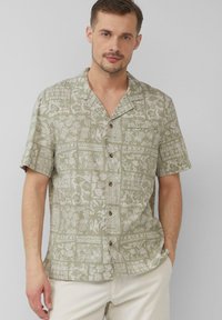 Korte mouwen, lichtgroen knoopshirt van een textuurstof met een wit botanisch en geometrisch patroon. Klassieke kraagontwerp.