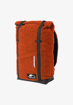 Czerwony plecak z teksturowanej tkaniny sherpa, z czarnymi paskami, kieszenią na zamek oraz naszywką z logo Helly Hansen w dolnym rogu z przodu.
