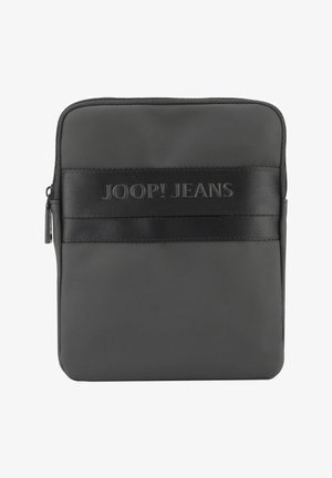 Pochette nera con zip realizzata in materiale liscio, caratterizzata da una fascia testurizzata con "JOOP! JEANS" impresso al centro. Forma rettangolare semplice.