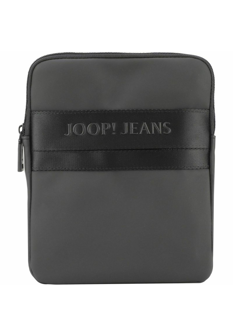 Črn zippered etui iz gladkega materiala, s teksturiranim trakom s potiskom "JOOP! JEANS" na sredini. Preprost pravokoten oblik.