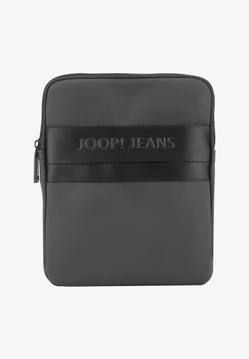 Pochette nera con zip realizzata in materiale liscio, caratterizzata da una fascia testurizzata con "JOOP! JEANS" impresso al centro. Forma rettangolare semplice.