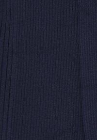 Kootud tumesinine kangas ribilise tekstuuriga, millel on vertikaalsed jooned ja sile viimistlus. Eraldi mustrid või riistvara pole nähtavad.