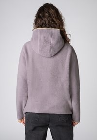 Fleece-Kapuzensweatshirt in einem hellen Lavendelton mit einer strukturierten, weichen Oberfläche. Verfügt über eine Kapuze und kontrastierende beige Paspel entlang des Kragens.