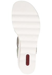 Sandal con suola in gomma bianca caratterizzata da motivi testurizzati e un logo rosso. Cinghie grigio chiaro con un leggero dettaglio lucido.