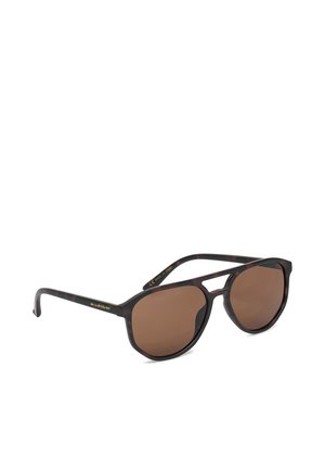 Sorte og brune skildpaddemønstrede solbriller med brune tonede linser og dobbelt brodesign, vist i en let vinkel mod en hvid baggrund.