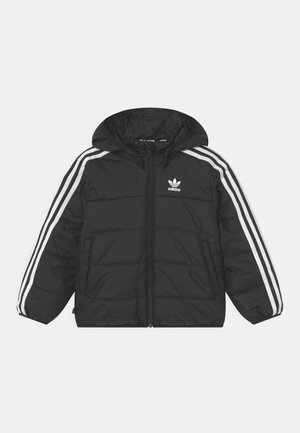 Chaqueta acolchada negra de Adidas con capucha, detalles con tres rayas blancas en las mangas, cremallera frontal y logo de Adidas en el pecho izquierdo.