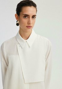 Touché Privé ASYMMETRIC WITH PLEAT DETAIL - Blúzka so zapínaním na gombíky - ecru