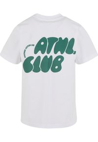 Bílý bavlněný tričko s zeleným textem ve stylu bublin na zádech, který zní "ATNL, CLUB" s menším textem "ANOTHER COTTON LAB".