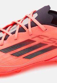 adidas Performance F50 - Voetbalschoenen voor harde ondergrond - turbo/aurora black/platin metallic