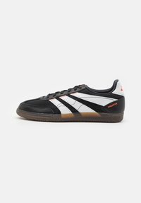adidas Performance PREDATOR FREESTYLE UNISEX - Dvoranske nogometne kopačke - core black/footwear white/solar red