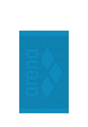 Asciugamano blu con tre forme a diamante e la parola "arena" in rilievo verticalmente sul lato sinistro.