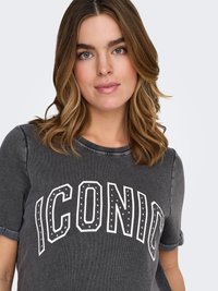 Grijs katoenen T-shirt met de tekst "ICONIC" in het wit met studs, ronde halslijn en opgerolde korte mouwen. Soepele textuur.