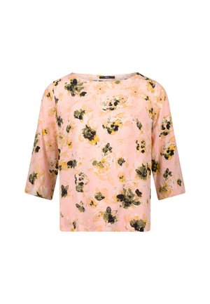 Blomstret bluse med trekvartærmer. Lyserød baggrund med sorte og gule blomster. Blød stof, rund halsudskæring, afslappet pasform.