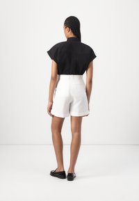Tommy Hilfiger MIX PLEATED  - Shorts - ivory petal