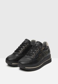 Schwarze Leder-Sneaker mit strukturiertem Design, goldenen Akzenten, Schnürverschluss und einem Reißverschluss an der Seite. Dicke Sohle für zusätzlichen Halt.